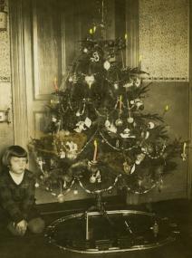 Helmut Schaffeld an Weihnachten 1927 in der festlich geschmückten Stube . <br>Foto: privat<br />