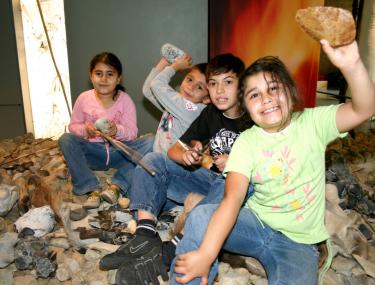 Im LWL-Museum für Archäologie in Herne erkunden die Ferienkinder, was man in der Steinzeit alles mit Steinen gemacht hat. <br>Foto: LWL/O. Kalus<br />