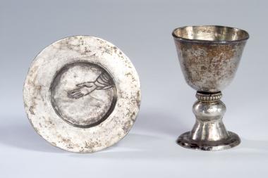 Neu in der Meinwerk-Ausstellung: Kelch und Patene in Miniaturgröße. Auf der Schale ist die rechte Hand Gottes eingraviert.<br>Foto: A. Hoffmann.<br />