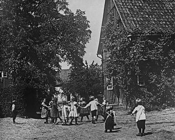 Spielende Kinder auf der Dorfstraße in Borgeln bei Soest, ca. 1919.<br>Foto: Heinrich Genau/LWL-Bildarchiv<br />