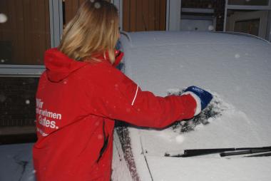 Für die Menschen in Westfalen-Lippe: Der LWL hilft Autofahrern in der harten Kältezeit mit Hände wärmenden Eiskratzern aus. <br>Foto: LWL<br />