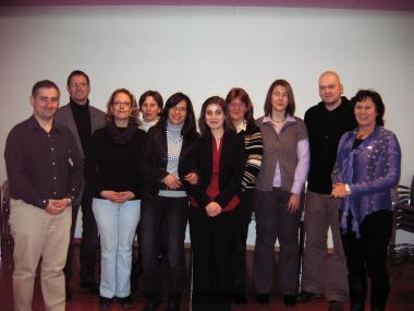 Monika Stich (rechts) und Stephanos Kariotis (links) vom Fort- und Weiterbildungszentrum der LWL-Kliniken sowie Guido Langeneke (2. von links), Leiter des Pflegedienstes der Abteilung Gerontopsychiatrie, gratulierten als Fachprüfer den erfolgreichen Absolventen. Auf dem Bild fehlt Jana Müller. <br>Foto: LWL<br />