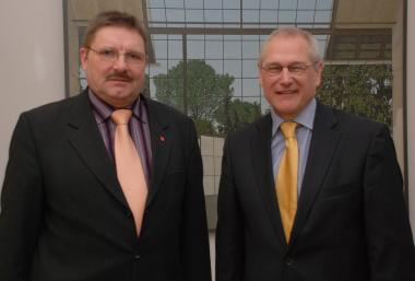 LWL-Direktor Dr. Wolfgang Kirsch und DGB-Regionsvorsitzender Heinz Rittermeier (links). <br>Foto: LWL/Holzhause<br />