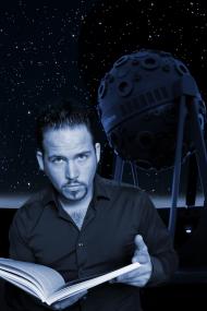 In die nudelige Welt der "Pastafari" bzw. "Pastafa-rianer entführt Christoph Tiemann die Zuhörer bei der Abendlesung im Planetarium. <br>Foto: LWL/Oblonczyk<br />