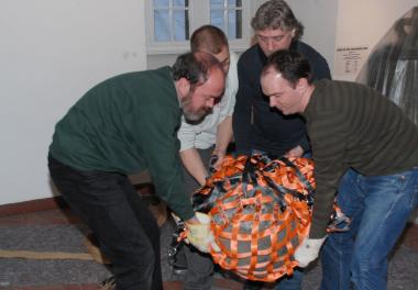 Hau ruck: Vier Männer waren nötig, um den schweren Brocken anzuheben. <br>Foto: LWL<br />