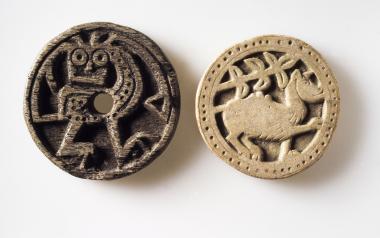Pretiosen in der Meinwerk-Ausstellung: Spielsteine mit Darstellung von Kamel und Fabeltier. <br>Foto: Nürnberg, Germanisches Nationalmuseum<br />