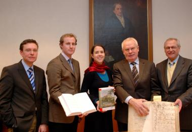 Präsentierten das Findbuch (von links): Der Leiter des LWL-Archivamtes Dr. Marcus Stumpf, Sebastian Graf von Kanitz, Dr. Annekatrin Schaller, Herausgeber Prof. Dr. Norbert Reimann und LWL-Direktor Dr. Wolfgang Kirsch.<br>Foto: LWL <br />