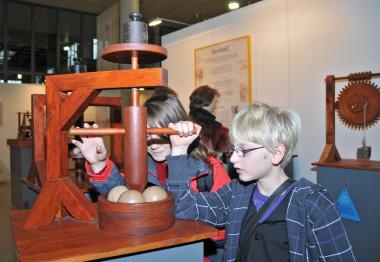 ¿Anfassen erlaubt¿ heißt es in der Leonardo-Ausstellung im LWL-Ziegeleimuseum. 				<br>Foto: LWL<br />