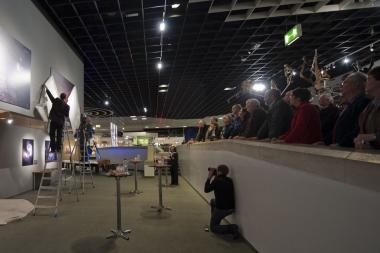Dr. Björn Voss, Astronom im Zeiss-Planetarium, und Dr. Heinrich Terlutter, stellvertretender Museumsdirektor des LWL-Museums für Naturkunde, enthüllen vor einem begeisterten Publikum die "GigaGalaxy Zoom"-Bilder. <br>Foto: LWL/Oblonczyk<br />