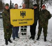 Stabsfeldwebel Wolfgang Stadelbauer (v.l.), Standortfeldwebel Sigmaringen, Matthias Hepp und Bernd Sigrist, beide vom Bundeswehrdienst- leistungszentrum Stetten am kalten Markt, Oberstleutnant a.D. Thomas Krause, Kurator-Stabsoffizier der Militärhisto- rischen Sammlung der 10. Panzerdivision, und Oberleutnant Sascha Heers, Kasernenoffizier der Graf Stauffenberg-Kaserne in Sigmaringen, mit dem demontierten Kasernen-Schild. <br>Foto: Graf Stauffenberg-Kaserne<br />