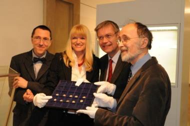 Direktor der LWL-Archäologie Prof. Dr. Michael M. Rind, LWL-Kulturdezernentin Dr. Barbara Rüschoff-Thale, Museumsdirektor Dr. Hermann Arnhold, Ausstellungskurator Dr. Peter Ilisch (v.l.). <br>Foto: LWL<br />