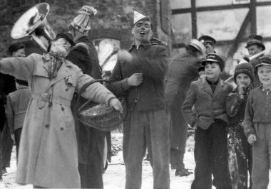 Junge Männer beim ¿Wurstaufholen¿ zur Fastnacht zu Beginn der 1950er Jahre  in Rüthen (Kreis Soest). <br>Foto: LWL<br />