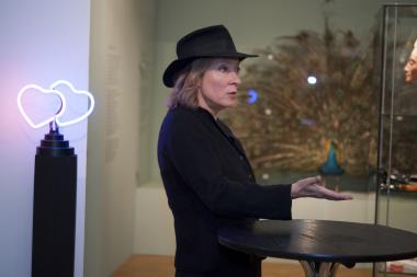 Beate Reker serviert zusätzliche ¿Darwin Kompotts¿ in der Evolutionsausstellung im LWL-Museum für Naturkunde.<br>Foto: LWL/Oblonczyk.<br />