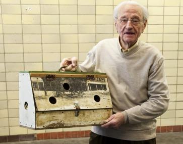 Josef Wiwczaryk (83) baute aus den Plansoll-Tafeln eine Kaninchentransport-Box. <br>Foto: LWL/Hudemann<br />