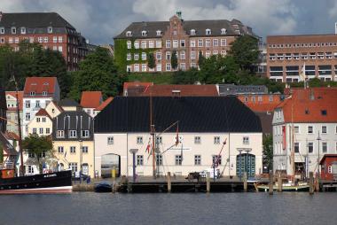 Blick vom Museumshafen auf das Flensburger Schifffahrtsmuseum.<br>Foto: Stadt Flensburg<br />