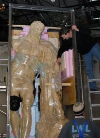 Gut verpackt kam am Montag (22.02) die Herkules-Statue in der ¿Helden¿-Ausstellung an. <br>Foto: LWL/Appelhans<br />