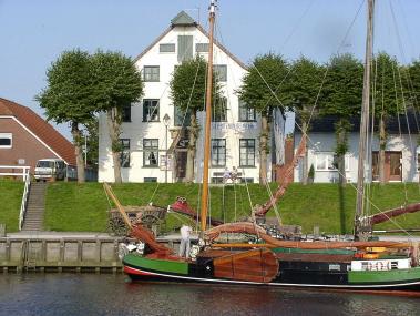 Blick auf das ¿Groot Hus¿ des Siehafenmuseums mit der Tjalk ¿Immanuel¿ im Vordergrund.<br>Foto: Sielhafenmuseum<br />