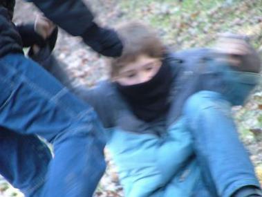 Sobald es eng wird ¿ hilft scheinbar die Gewalt. Der Lan-desarbeitskreis Jugendhilfe, Polizei und Schule will Ge¬gen-strategien entwickeln.      <br>Foto: Pixelquelle.de/schemmi<br />