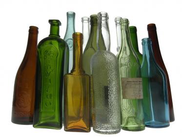 Die Formen und Farben von Behälterglas sind sehr vielfältig, wie diese Flaschen zeigen, die zur Ausstellung im LWL-Industriemuseum Glashütte Gernheim gehören. <br>Foto: LWL<br />