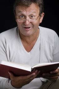 Manne Spitzer liest zwei Geschichten des Autors Sebastian Menschenmoser mit Herrn Eichorn. <br>Foto: LWL/Oblonczyk<br />
