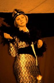 Mit ihrem Programm ¿Feuerzangenbowle und andere Zutaten¿ ¿ Leinwand Legenden Leben Länger erinnert das LiteraTourThe¬ater, hier mit Indra Janorschke, an Film- und Schlagerhelden der 1930er bis 50er Jahre. <br>Foto: PR<br />