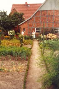 Viel Arbeit aber auch viel Freude bringt die Pflege eines Bauerngartens. Hier ein Beispiel aus dem Kreis Gütersloh aus dem Jahr 1983. <br>Foto: LWL<br />