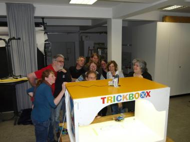 Medienpädagogin Petra Raschke-Otto (r.) erklärt den Projektteilnehmern wie sie mit Schülern eigene Trick-filme produzieren können.         <br>Foto: LWL/Meschede<br />