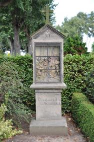 Die VI. Station des Kreuzwegs auf dem Friedhof in Erwitte-Horn wurde 2004 als erste restauriert. <br>Foto: LWL/Sigrist<br />