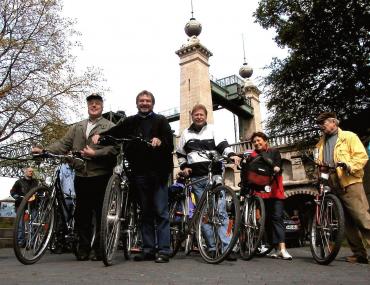 Die historische Radtour zur Künstlerzeche ¿Unser Fritz¿ startet vor den Oberhaupttürmen des LWL-Industriemuseum Schiffshebewerk Henrichenburg. <br>Foto: LWL  <br />