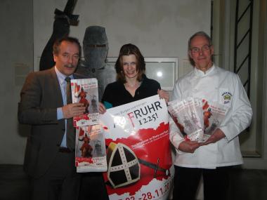Präsentierten die Brötchentüten: (v.l.n.r.) Alfons Wendling (Geschäftsführer Bäko Rhein Ruhr), Eva Masthoff (LWL-Museum für Archäologie),  Hans-Rainer Auffenberg (Obermeister der Bäckerinnung Ruhr).<br>Foto: LWL<br />