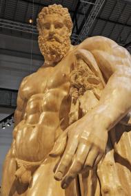 Herkules - Prototyp vieler Heldenfiguren - überragt mit einer Größe von 3,20 Metern den Ausstellungsbereich Antike. <br>Foto: LWL/Martin Holtappels<br />