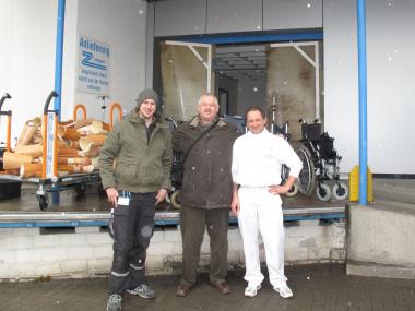 Udo Bäcker vom LWL-Versorgungsamt (m.) und Dr. Karl Zieger vom Dortmunder Sanitätshaus Zieger (r.) übergeben André Romich, Mitarbeiter des Friedensdorfs Oberhausen (l.) die Hilfsmittelspende. <br>Foto: LWL<br />