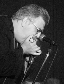 Harmonica Pete (Peter Sterner) lässt mit seiner Mundharmonica die Maschinenhalle des Hebewerkes beben.       <br>Foto: Peter Sterner<br />