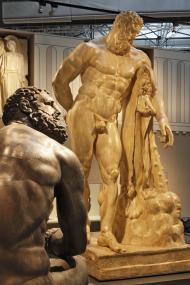 Blick in den Bereich ¿Helden der Antike¿ mit dem 3,20 Meter großen Abguss des ¿Herkules Farnese¿. Im Vordergrund die Statue eines sitzenden Faustkämpfers ¿ ein Abguss nach dem Bronze-Original im Museo Nazionale Romano aus dem 3. Jh. v. Chr. <br>Foto: LWL/Holtappels<br />