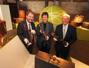Objekte aus der Jubiläumsausstellung "Planet Westfalen" 2010 im LWL-Freilichtmuseum Detmold präsentiert durch Museumsleiter Dr. Jan Carstensen, Projektleiterin Gefion Apel und LWL-Direktor Dr. Wolfgang Kirsch.<br>Foto: LWL<br />