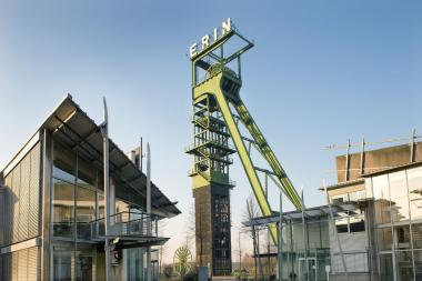 Mit den Zechen kamen wichtige Impulse ins Ruhrgebiet, heute entwickeln sich die alten Industrieanlage weiter wie hier die Zeche Erin, gegründet 1866 von William Thomas Mulvany, zu einem Dienstleistungszentrum (Mulvany Center). <br>Foto: Dietrich Hackenberg<br />