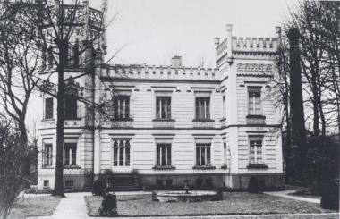 Das als englische Villa bezeichnete Wohnhaus der Fabrikantenfamilie Driessen stand an der Kaiser-Wilhelm Straße im Bereich der heutigen Arkaden. <br>Foto: privat<br />