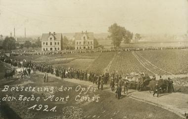 Foto von der Beisetzung der 85 Opfer einer Kohlenstaubexplosion auf der Herner Zeche Mont Cenis im Jahr 1921.  <br>Repro: LWL<br />