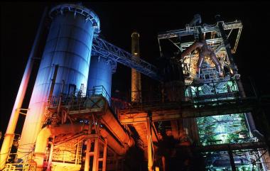 Illuminierter Hochofen bei Nacht. <br>Foto: LWL</br>