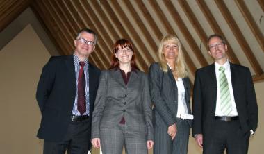 Hervorragende Basis für die Museumsarbeit: Architekt Jörg Preckel (Pfeiffer-Ellermann-Preckel Architekten, Münster), die wissenschaftliche Referentin vom LWL-Landesmuseum für Klosterkultur Dr. Julia Hallenkamp-Lumpe, LWL-Kulturdezernentin Dr. Barbara Rüschoff-Thale und LWL-Baudezernent Matthias Löb (von links) präsentieren die neuen Museumsräume im Kloster Dalheim - hier die spektakuläre Giebelkonstruktion im ehemaligen Dormitorium. <br>Foto: LWL/Maria Tillmann<br />