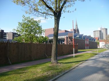 Die ersten Palisaden für den Mittelalter-Markt am LWL-Museum für Archäologie stehen. <br>Foto: LWL<br >
