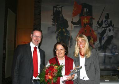 LWL-Kulturdezernentin Dr. Barbara Rüschoff-Thale (r.) und Museumsleiter Dr. Josef Mühlenbrock (l.) begrüßten Helga Fleischmann als 50.000 Besucherin der Ausstellung ¿Aufruhr 1225!¿ . <br>Foto: LWL<br />