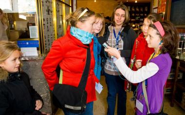 Spinxx-Reporterinnen im Interview mit Besuchern des KinderFilmFestes Münster 2009. <br>Foto: LWL/Sagurna<br />