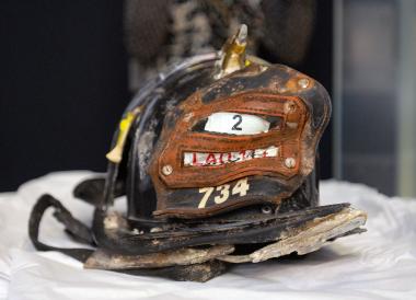 Beschädigter Feuerwehrhelm von James Riches, der beim Einsatz nach dem Anschlag auf das World Trade Center am 11. September 2001 ums Leben kam. <br>Foto: LWL/Appelhans</br>