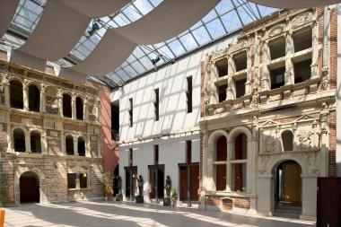 Schloss Horst in Gelsenkirchen. Um die Ruine zu sichern, wurde 1994¿1999 der Nordturm neu erbaut, der Hauptflügel ergänzt und eine Glashalle über dem ehemaligen Innenhof errichtet, die die einmalige Bauornamentik schützt. <br>Foto: LWL<br />