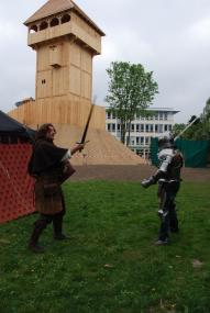 Wie in alten Zeiten: Vor der Turmhügelburg in Herne duellieren sich zwei Ritter.<br>Foto: LWL/Rösler<br />