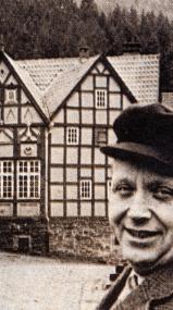Erster Museumsdirektor Dr. Fritz Helmut Sonnenschein vor dem Tabakhaus.<br>Foto: LWL<br />