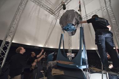 Viele helfende Hände und vor allen Dingen ein stabiles Gerüst waren nötig, um kugelförmigen Projektor zum Schweben zu bringen. <br>Foto: LWL/Oblonczyk<br />