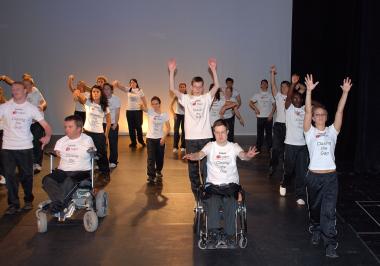 Bei ¿Closing the Gab¿ stehen Menschen mit und ohne Behinderung gemeinsam auf der Tanz-Bühne. <br>Foto: PR<br />
