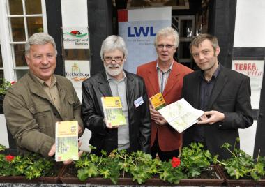 Präsentierten den neuen Erlebniswanderführer zum Hermannsweg: Wolfgang Marks (v.l., stellvertretender Geschäftsführer Naturpark TERRA.vita), Eberhard Eickhoff (Leiter LWL-Amt für Landschafts- und Baukultur in Westfalen), Horst Gerbaulet (LWL, Autor) und Roland Siekmann (tpk-verlag Bielefeld). <br>Foto: Landkreis Osnabrück/Pentermann<br />